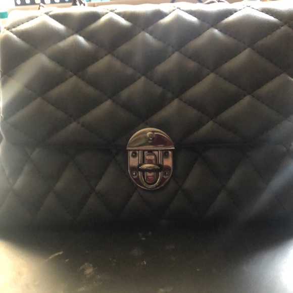 Boohoo Handbags - NWOT Boohoo black quilted 👜 purse